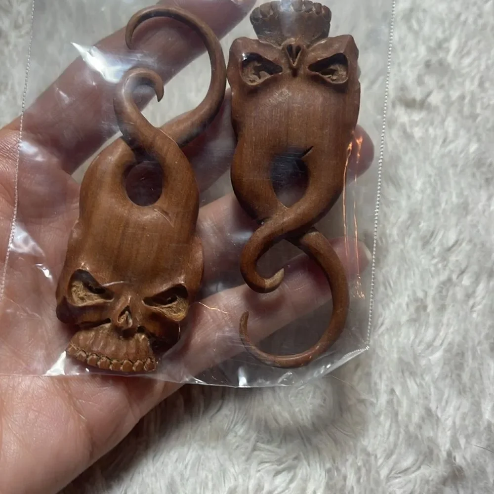 Spiral hanging skull shape, skeleton, wood air, hook, plug gauges Mult. Size